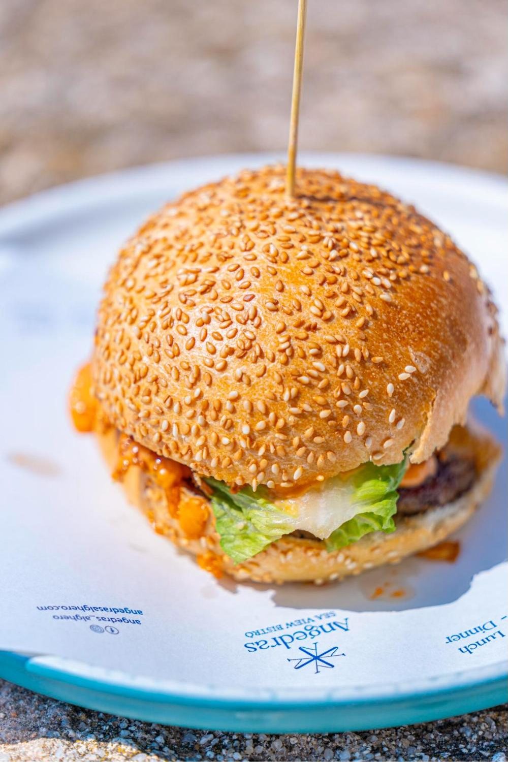 Hamburger artigianale con pane al sesamo