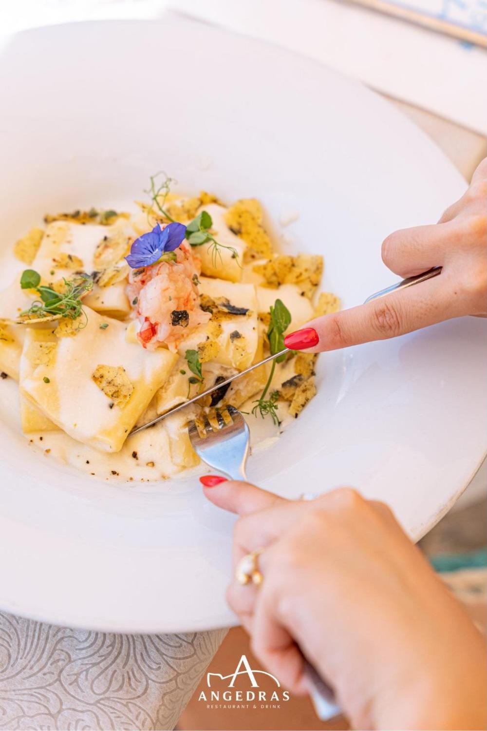 Pasta fresca con gamberi e fiori eduli