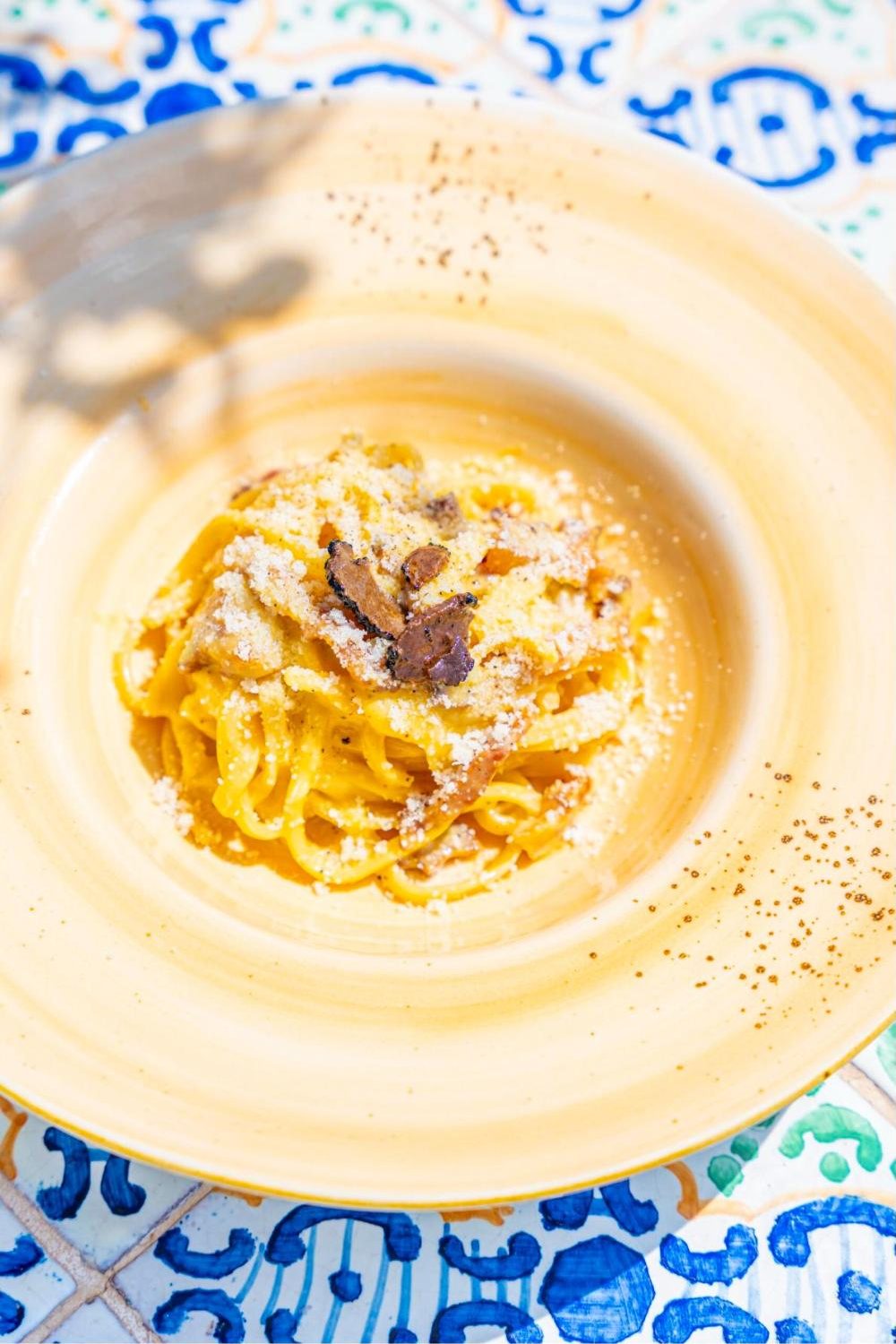 Tagliolini al tartufo su piatto in ceramica