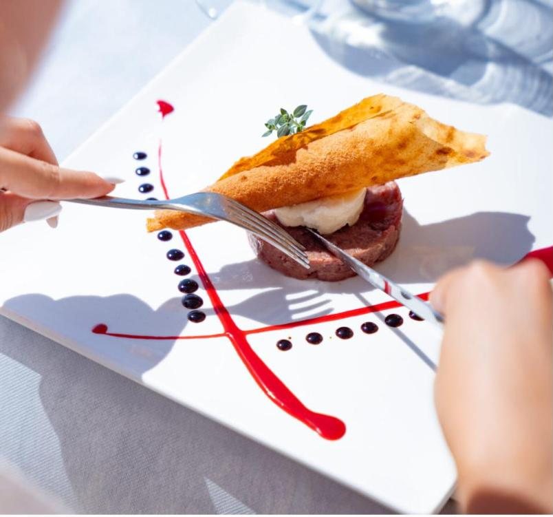 Antipasto creativo impiattato su piatto bianco